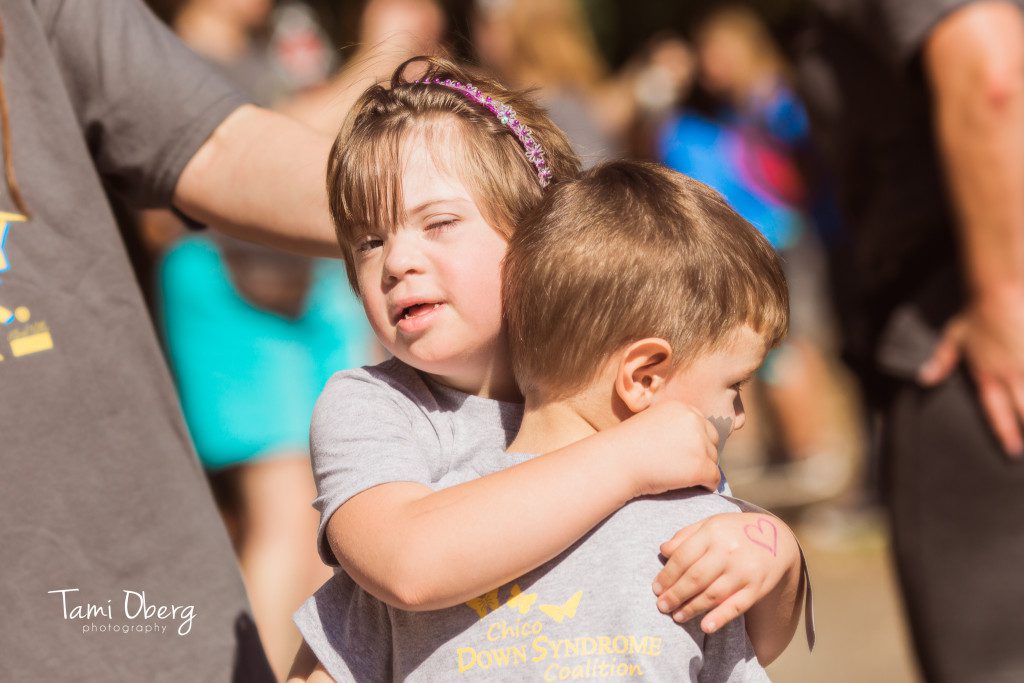 lifestyle photography siblings hugging