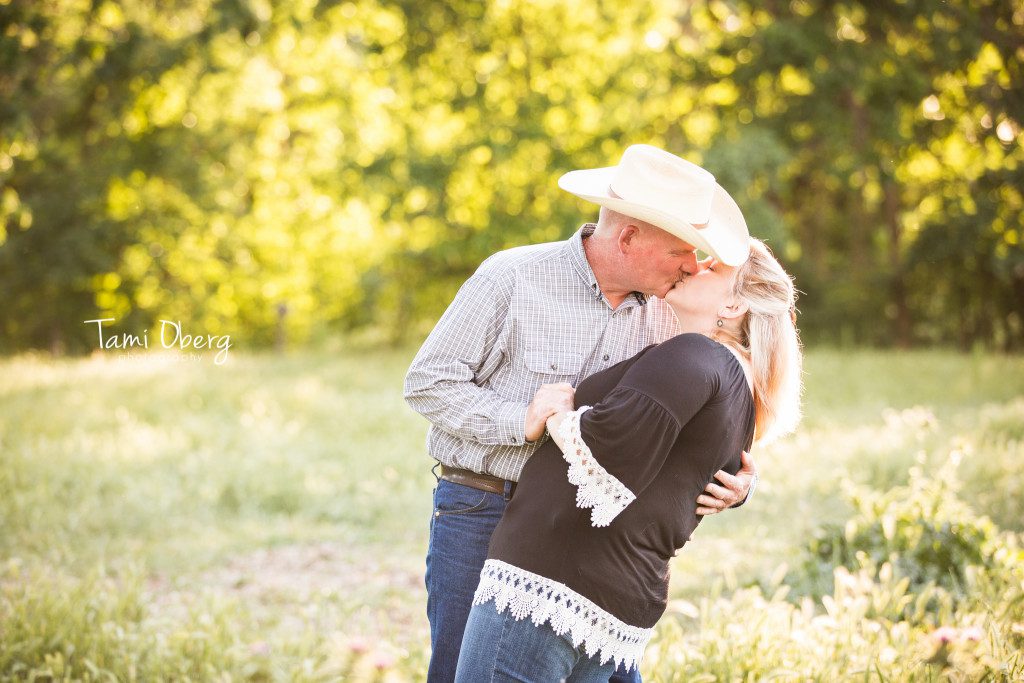 couple kissing in a field
